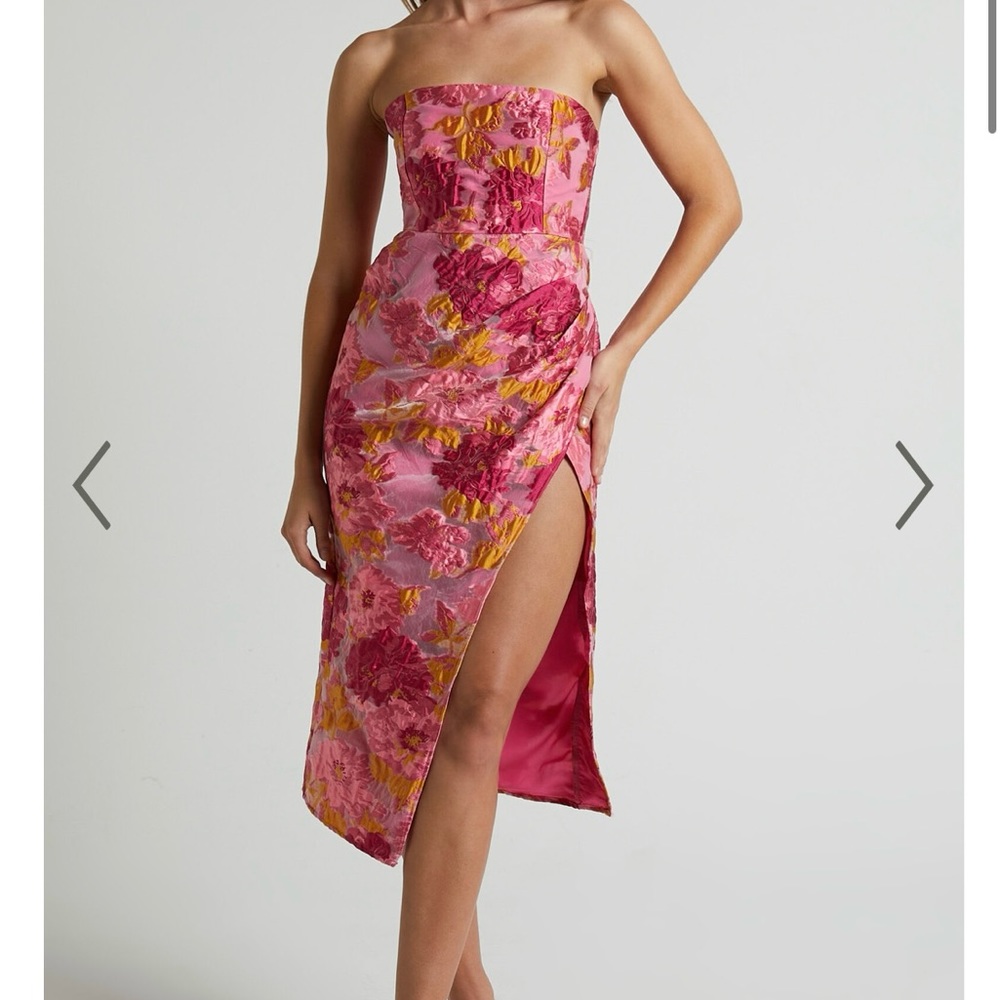 BRAILEY MIDI DRESS - THIGH SPLIT STRAPLESS DRESS IN PIN JACQUARD.
